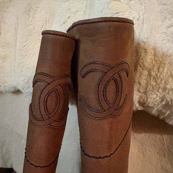 CHANEL CC CLAIR LEATHER TALL RIDING BOOTS sz 38 pre loved - Picture 6 of 16